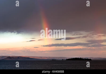 Wy02621-00...wyoming - arcobaleno oltre il lago yellowstone su una burrascosa serata presso il lago di villaggio nel parco nazionale di Yellowstone. Foto Stock