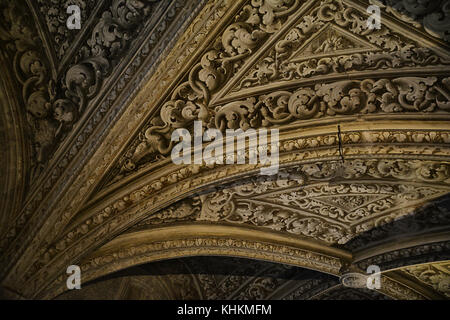 Interno della pena nel Palazzo di Sintra, distretto di Lisbona, Portogallo. vecchio soffitto . Foto Stock