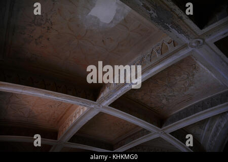 Interno della pena nel Palazzo di Sintra, distretto di Lisbona, Portogallo. vecchio soffitto . Foto Stock