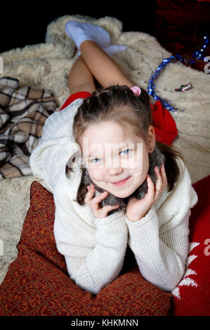 Bellissima bambina in posa di fronte al nuovo anno.isolato ritratto in studio Foto Stock