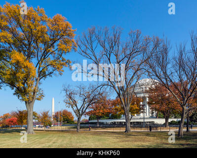 Il Jefferson Memorial e il Monumento a Washington dal West Potomac Park, Washington DC, Stati Uniti d'America Foto Stock