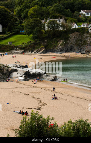 Una soleggiata giornata estiva sulla spiaggia sabbiosa di Aberporth sulla costa del Ceredigion, Cardigan Bay, galles occidentale Foto Stock