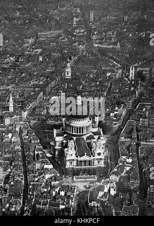 Vista aerea di Saint Paul Cathedral, edificio rinascimentale nel cuore di Londra, e luogo di sepoltura della famosa navale ed eroi militari di Gran Bretagna, foto di Central Aerophotos Company, Limited per l'articolo di cattedrali del Vecchio e del Nuovo Mondo, luglio 1922. Foto Stock