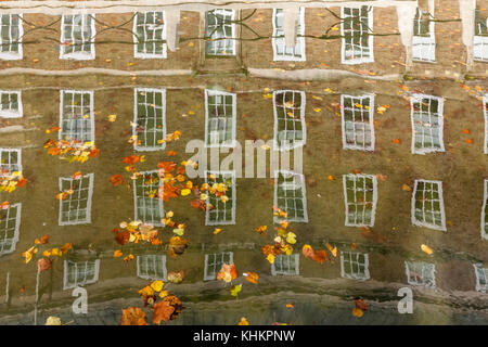 Le finestre del bristol city hall si riflette nel fossato acqua, con russet, oro, marrone e giallo foglie galleggianti sulla sommità. bristol, West England. Foto Stock