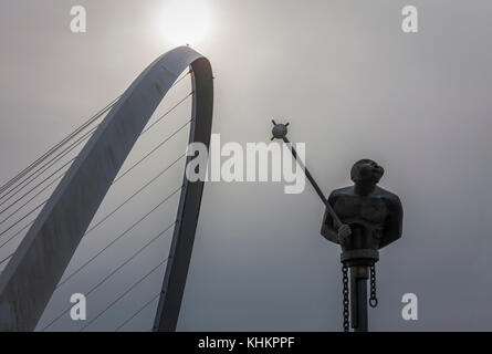 Panorama del Fiume Tyne a Newcastle upon Tyne, Tyne and Wear nel nord-est dell' Inghilterra compresi i ponti e vecchie fabbriche Foto Stock