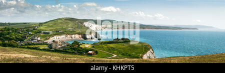 Guardando verso il basso in estate su freshwater bay village e la baia di acqua dolce campo da golf, l'isola di Wight, Hampshire, Inghilterra con cliff e vedute del mare. Foto Stock