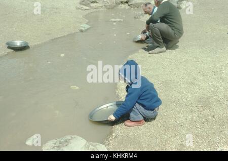 Foto in vernacolo del gioco e della ricerca dell'oro, 1965. Foto Stock