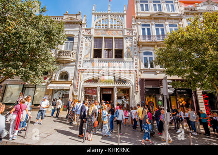 PORTO, Portogallo - 24 Settembre 2017: vista Lello Bookstore facciata con i turisti in attesa per l'ingresso. Si tratta di una delle più antiche librerie in Foto Stock