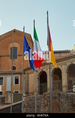 Le bandiere della Unione europea, l'Italia e Roma pesare sui pennoni vicino al foro romano Foto Stock
