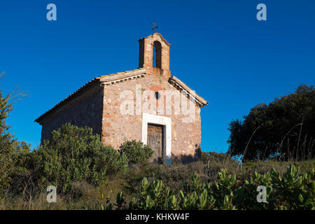 Il 15-16secolo Cappella di Sant Jaume de la Mata, nelle mura, vicino al Coll d'Estenalles nel Parc Natural de Sant Llorenç del Munt i l'Obac, Barcellona. Foto Stock