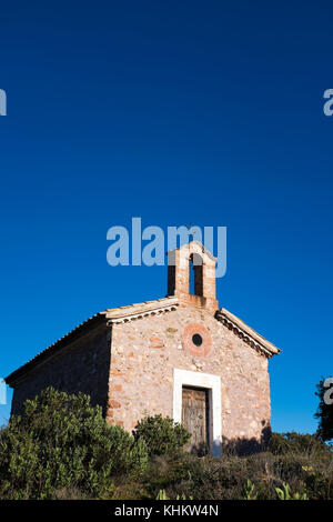 Il 15-16secolo Cappella di Sant Jaume de la Mata, nelle mura, vicino al Coll d'Estenalles nel Parc Natural de Sant Llorenç del Munt i l'Obac, Barcellona. Foto Stock