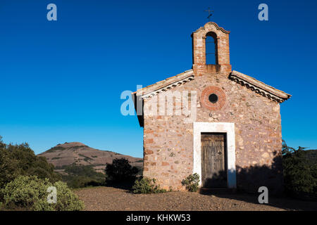 Il 15-16secolo Cappella di Sant Jaume de la Mata, nelle mura, vicino al Coll d'Estenalles nel Parc Natural de Sant Llorenç del Munt i l'Obac, Barcellona. Foto Stock