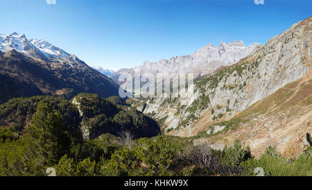 Vista dal Susten Pass aperto nel 1945 links la valle della Reuss, Gottardo con la valle di Hasli nell Oberland Overland & Wassen villaggio nel Cantone di Uri Foto Stock