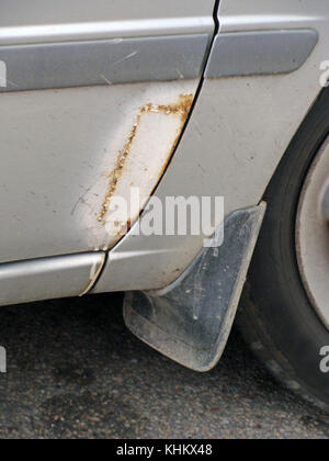 Pezzo di lamiera metallica saldata su auto danneggiata porte. Foto Stock