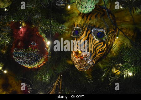 Waddesdon manor: Natale 2017, incantata serraglio. animali di fantasia ispirato da waddesdon delle collezioni, adornano gli alberi al manor per il Natale 2017 Foto Stock