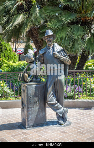 Statua di Walt Disney con Mickey Mouse, nella parte anteriore del Disneyland Resort, Anaheim, California, Stati Uniti d'America Foto Stock