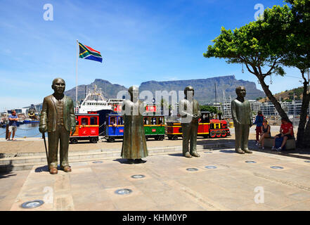 Quattro statue di premi nobel albert lithuli, Desmond Tutu, fw de Klerk e Nelson Mandela, nobel Square, Città del Capo Foto Stock