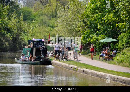 Ice Cream venditore su chiatta soddisfa entrambi alzaia e waterbourne i clienti in una calda giornata estiva in dundas aquaduct ,Kennet and Avon canal, bagno. Foto Stock