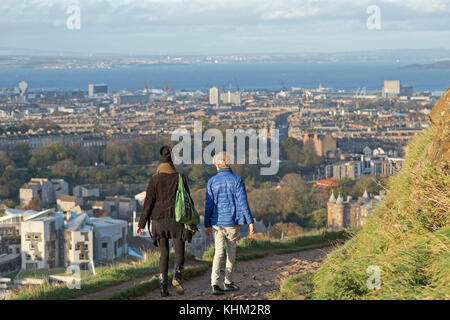 Vista di Edimburgo e il Firth of Forth da Salisbury Crags, Scozia, Gran Bretagna Foto Stock