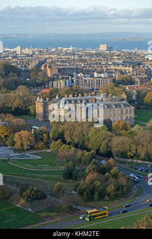 Vista di Edimburgo e il Firth of Forth da Salisbury Crags, Scozia, Gran Bretagna Foto Stock