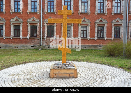 Staraya ladoga, Russia - Maggio 08, 2015: vecchia croce al Sacro Convento della Dormizione in staraya ladoga su 08 maggio, 2015 Foto Stock