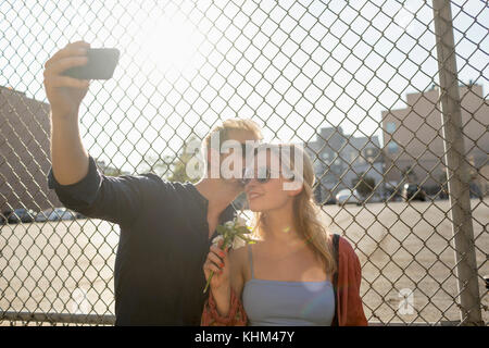 Giovane prendendo un selfie insieme Foto Stock