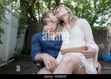 Coppia giovane al partito del cortile Foto Stock