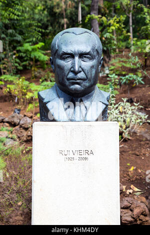 Busto di Rui Vieira presso i Giardini Botanici (Jardim Botânico da Madeira), Madeira, Portogallo Foto Stock