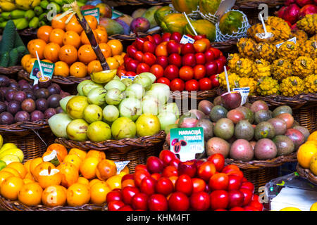 Colorata frutta esotica display a un mercato in stallo al Mercado dos Lavradores, Funchal, Madeira Foto Stock