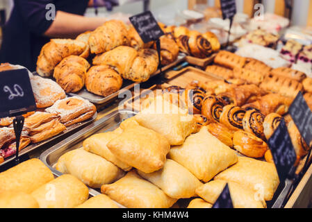 Close up appena sfornato di pasticceria sul display in un panificio. messa a fuoco selettiva. Foto Stock