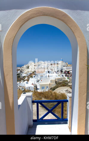 Vista attraverso un arco per il villaggio di Oia, isola di Santorini, Cicladi, Egeo, Grecia Foto Stock