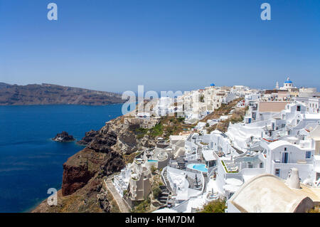 Vista sul villaggio di Oia e caldera, isola di Santorini, Cicladi, Egeo, Grecia Foto Stock