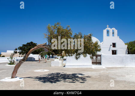Vento dodger in corrispondenza di una piccola cappella ortodossa, villaggio di Oia - Santorini, Cicladi, Egeo, Grecia Foto Stock