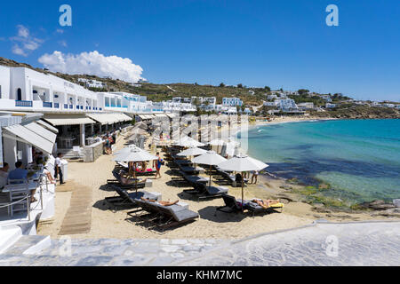 Platis Gialos, popolare spiaggia sud sull'isola di Mykonos, Cicladi, Egeo, Grecia Foto Stock