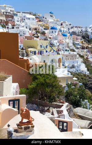 Vista sul villaggio di Oia, isola di Santorini, Cicladi, Egeo, Grecia Foto Stock