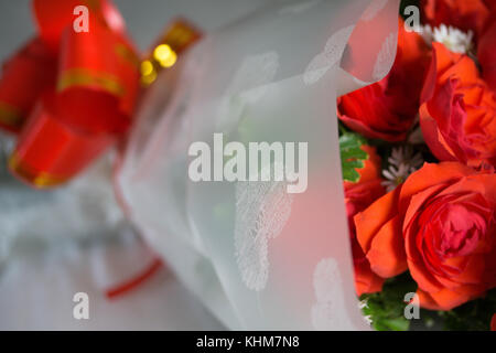 Rose rosse indicano amore nei rapporti specialmente il giorno di San Valentino. Foto Stock