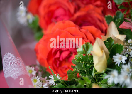 Un mazzo di rose rosse indicano amore nei rapporti specialmente il giorno di San Valentino. Foto Stock