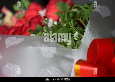 Rose rosse indicano amore nei rapporti specialmente il giorno di San Valentino. Foto Stock