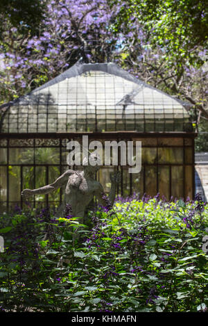 Una delle sculture del 'Jardin Botanico Carlos Thys'. Palermo, Buenos Aires, Argentina. Foto Stock