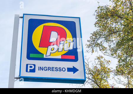 San Donato Milanese, Italia - 15 ottobre 2017: Il D piu è un supermercato a basso costo che opera prevalentemente nel Nord Italia con 220 punti vendita Foto Stock