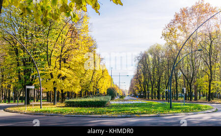 Colori autunnali su una strada principale di San Donato Milanese, Lombardia, Italia Foto Stock