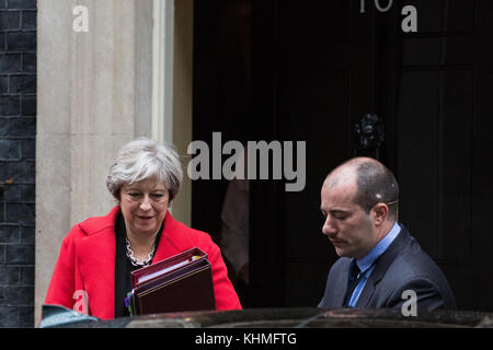 Londra, Regno Unito. 15 Novembre, 2017. Il primo ministro Theresa Maggio lascia 10 di Downing Street per partecipare alla Camera dei comuni per il primo ministro di domande. Foto Stock