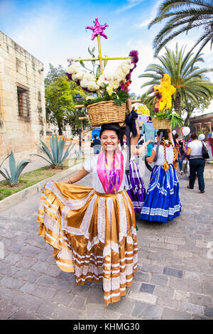 Oaxaca, Messico-dec 10, 2015: bella signora celebra il giorno della Vergine di Guadalupe (dia de la Virgen de Guadalupe) sul dicembre 10, 2015 . oaxaca, mexic Foto Stock