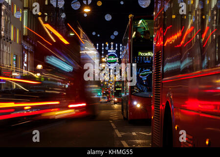 LONDRA, Regno Unito - 17 novembre 2017: Luci natalizie su Oxford Street; luci stagionali sono esposte sulla trafficata area commerciale del centro di Londra. Foto Stock