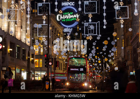 LONDRA, Regno Unito - 17 novembre 2017: Luci natalizie su Oxford Street; luci stagionali sono esposte sulla trafficata area commerciale del centro di Londra. Foto Stock