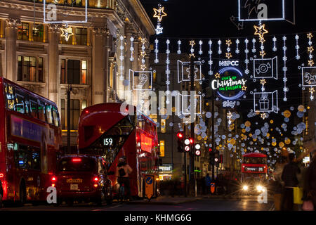 LONDRA, Regno Unito - 17 novembre 2017: Luci natalizie su Oxford Street; luci stagionali sono esposte sulla trafficata area commerciale del centro di Londra. Foto Stock