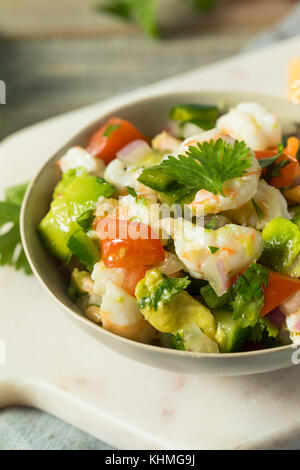 Materie in casa shrimp ceviche con verdure e trucioli Foto Stock
