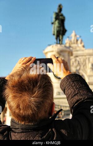 Turistica prendendo le foto di re jose io statua equestre di Lisbona Foto Stock