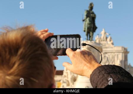 Turistica prendendo le foto di re jose io statua equestre di Lisbona Foto Stock