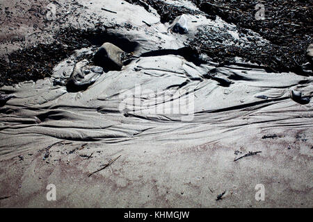 Attrazioni lungo la spiaggia in una baia isolata, Isola del Sud, Nuova Zelanda: modelli nella sabbia. Foto Stock